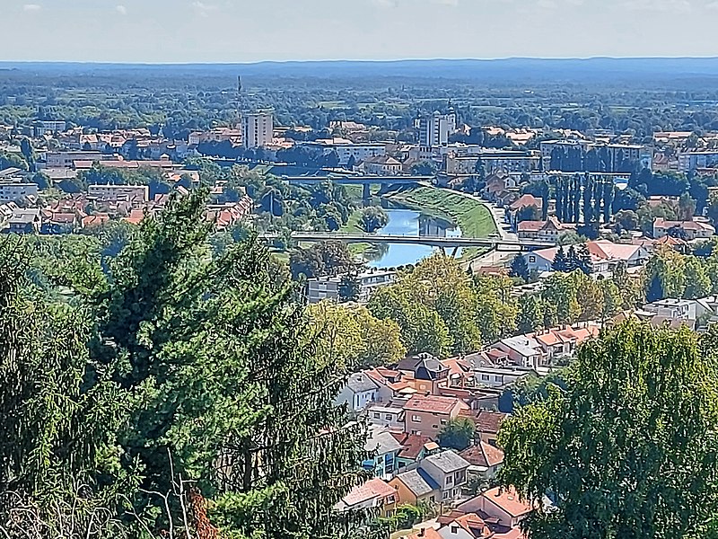 File:Dubovac, panorama Karlovca 110238.jpg