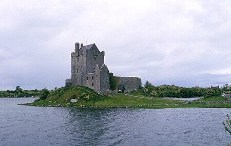 English: Dunguaire Castle (Irish: Dún Guaire), 16th-century tower house on the southeastern shore of Galway Bay in County Galway, Ireland Polski: Zamek Dunguaire, szesnastowieczny donżon (wieża mieszkalna) nad zatoką Galway