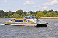 Nederlands: Waterbus VLIJ in de opvaart op de Nieuwe Maas