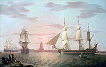 Перед заходящим солнцем три парусных корабля выходят из гавани с поднятыми нижними парусами.  Гребная лодка направляется к ближайшему кораблю, и двое мужчин наблюдают за сценой с переднего плана.