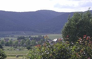 Der Eingang des Sensentals von der Rheinebene aus gesehen. Links ist der Fuß des Waldbergs, rechts der Fuß des Kirchbergs; im Hintergrund erhebt sich der Eckkopf