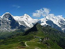 De gauche à droite, l’Eiger, le Mönch, la Jungfraujoch (centre-droit) et la Jungfrau (sommet ennuagé), vus depuis le nord-ouest.