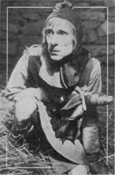 Ernest Warde as the King's Fool Ernest Ward as King's Fool 1916.png