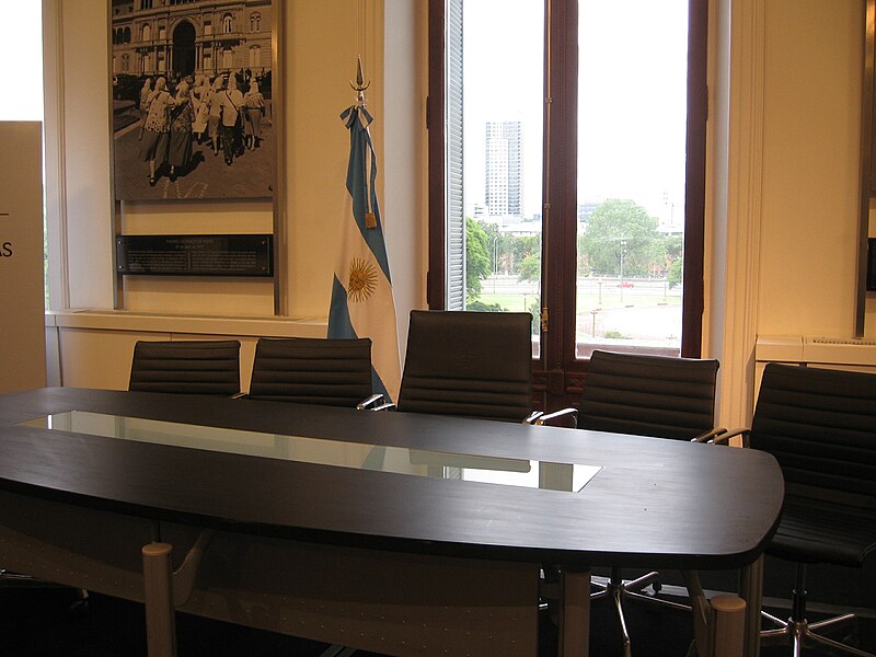 File:Escritorio del Salón de Mujeres Argentinas.JPG