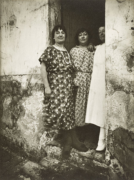 Tập_tin:Eugène_Atget,_Three_Prostitutes,_rue_Asselin,_1924–25.jpg