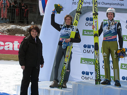 Simon Ammann (en haut du podium) et Gregor Schlierenzauer (sur la deuxième marche), podium présenté par Ljubica Jelušič, le ministre slovène de la défense.