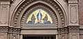 אנטוני בלוית שושן פורח וספר תפילה בחזית כנסיית סנט אנטוני מפדובה בשדרות איסתיקלאל באיסטנבול