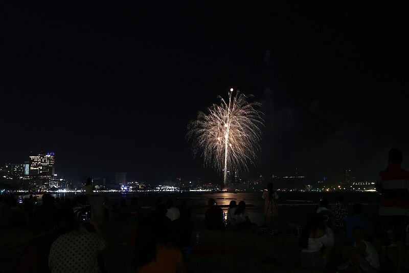 File:Fireworks at pattaya 28nov2020 20201128191445 59.jpg