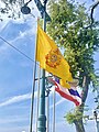 ภาพการประดับธงตราสัญลักษณ์พระราชพิธีมหามงคลเฉลิมพระชนมพรรษา 6 รอบ 28 กรกฎาคม 2567 คู่กับธงชาติไทย บริเวณถนนราชดำเนินใน