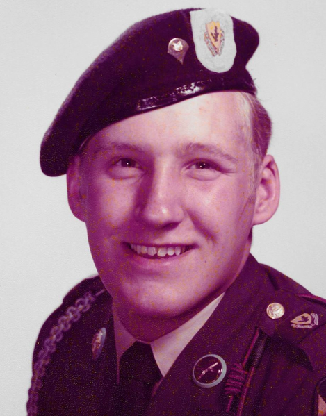 File:Former US Army 1st Cavalry Division soldier wearing TRICAP black beret-1976.png