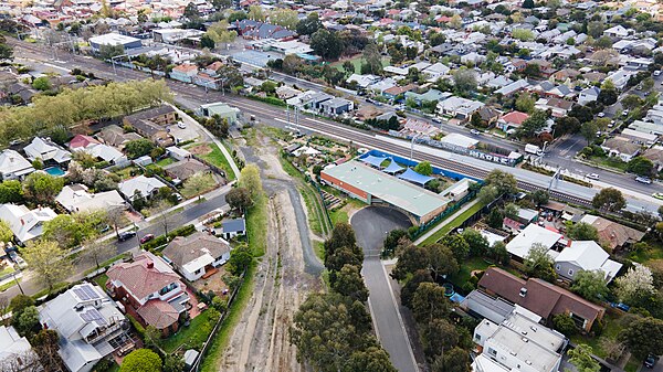 Aerial photo showing the alignment of the former Outer Circle Line at its former junction with the Hurstbridge Line near Fulham Grange, Alphington.