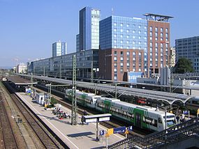 Blick von der Stadtbahnbrücke auf die Gleise und den heutigen Bahnhofskomplex: Hinter dem InterCityHotel erkennt man die Bürotürme