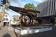 Skulptur „Im Gleichgewicht“ von Claus Bury, seit 2006 vor dem Rathaus