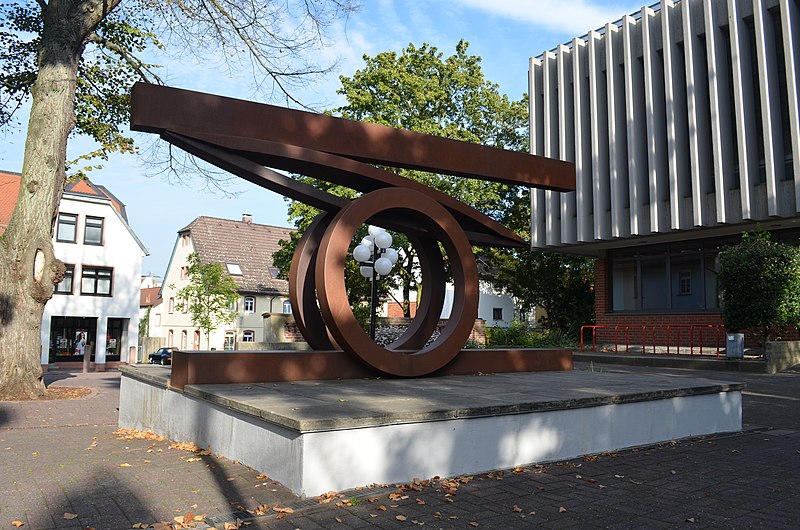 File:Friedrichsdorf, Skulptur Im Gleichgewicht, Claus Bury.JPG