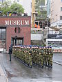 Soldater fra Brigade Nord utenfor museet på 75-årsjubileet for byens gjenerobring 28. mai 2015. Foto: TorbjørnS, 2015