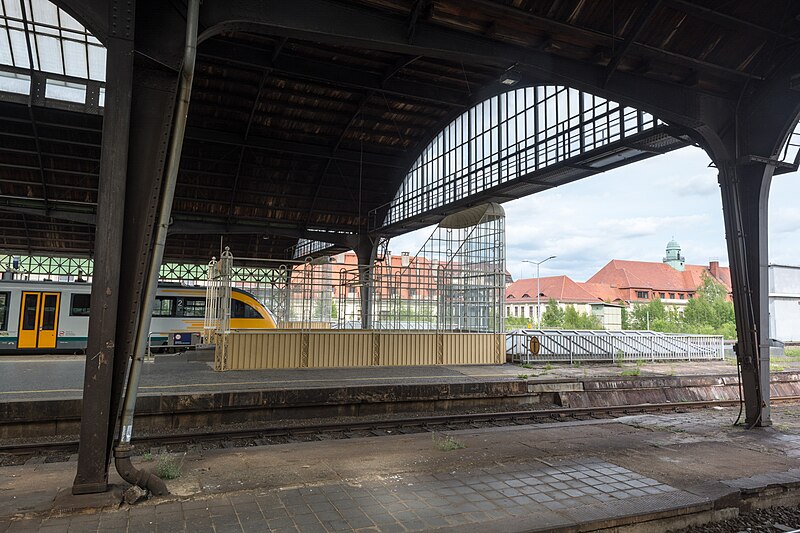 File:Görlitz Bahnhof Bahnhofshalle 4.jpg