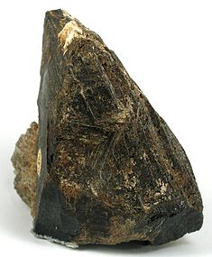 krystal gadolinitu-(Ce) z lokality Tuftane v Norsku