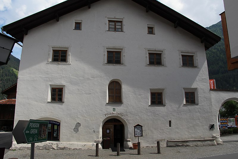 File:Gasthaus Zur Krone, Pfunds 01.JPG