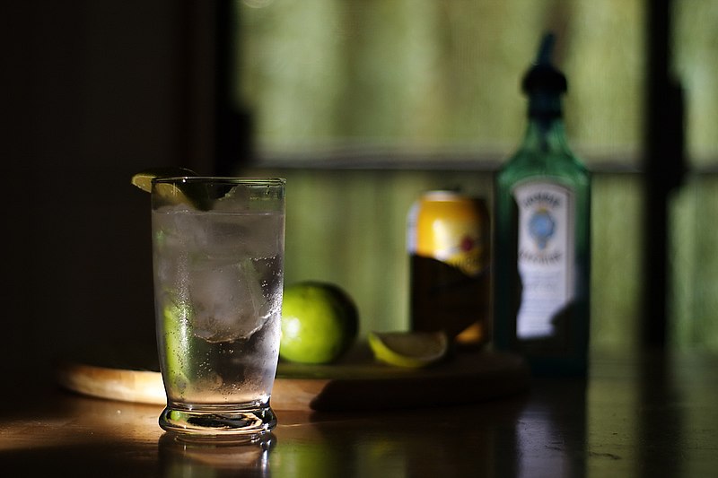 File:Gin and tonic.jpg