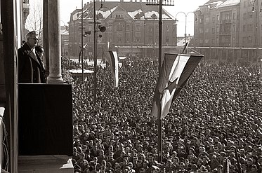 Петар Стамболић држи говор на Главном тргу у Марибору 1958.