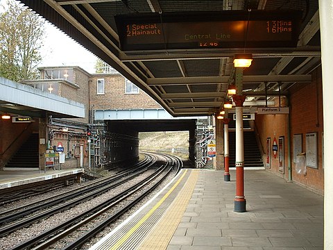 Een blik naar het noorden onder het stationsgebouw.