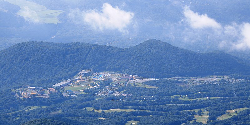 File:GrinPa and Mount Mikansu.jpg