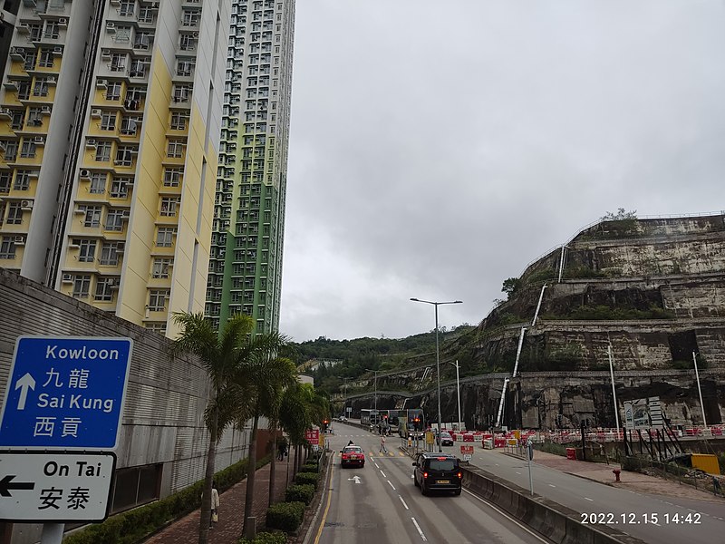 File:HK KMBus 290X tour view 009 KTD Sau Mau Ping Mid-levels December 2022 Px3 39.jpg