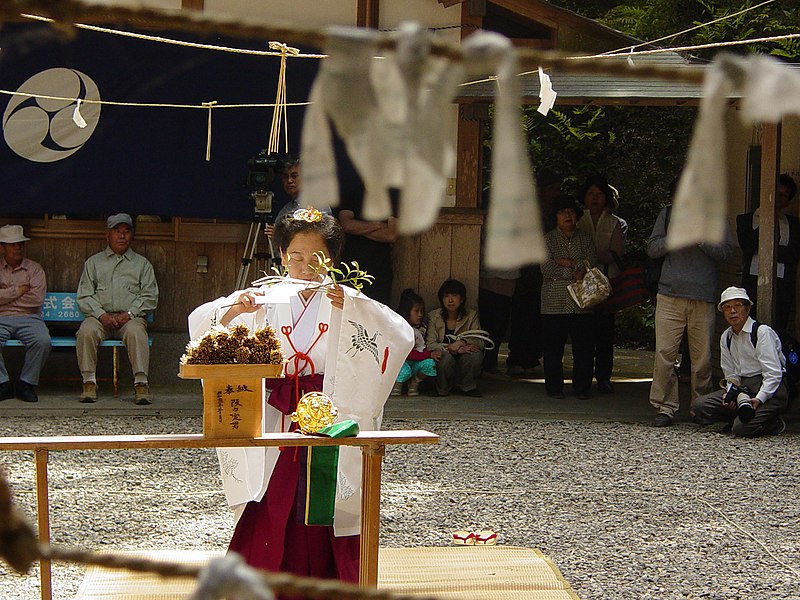 파일:Head miko in Inari shrine, Tanabe 179738668 4dc16b0c21 o.jpg