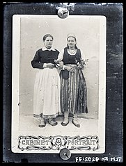 Heinrich Tiidermann. Kaks rahvariides naist Suure-Jaanist. 1901. Repropildistus kabinet-formaadis fotost. Klaasnegatiiv, 12 x 9 cm Fotomuuseum, TLM Fn 9292:77