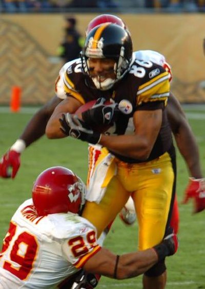 Ward attempts to break Sammy Knight's tackle during a game against the Kansas City Chiefs in 2006.