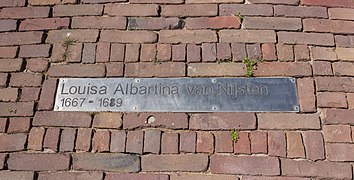 Terp (Hegebeintum): Memorial plaque in the road to the church of Louisa Albardina van Nijsten (1667-1689). Child of Bartholomeus van Nijsten and Margaretha Huygh.