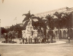 The fountain facing west with the later hotel Saratoga in the background (1895).