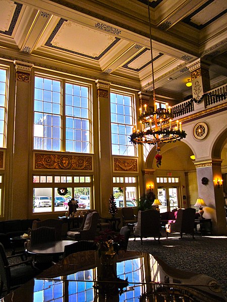 File:Hotelbmtlobby.jpg