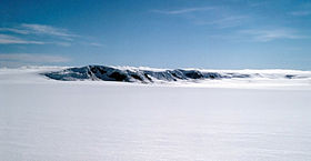 Vue aérienne du Grímsfjall, le sommet du Grímsvötn, dominant la caldeira sur la droite en 1972.