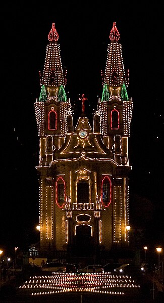 File:Iluminações das Gualterianas 2007 na Igreja de São Gualter.jpg