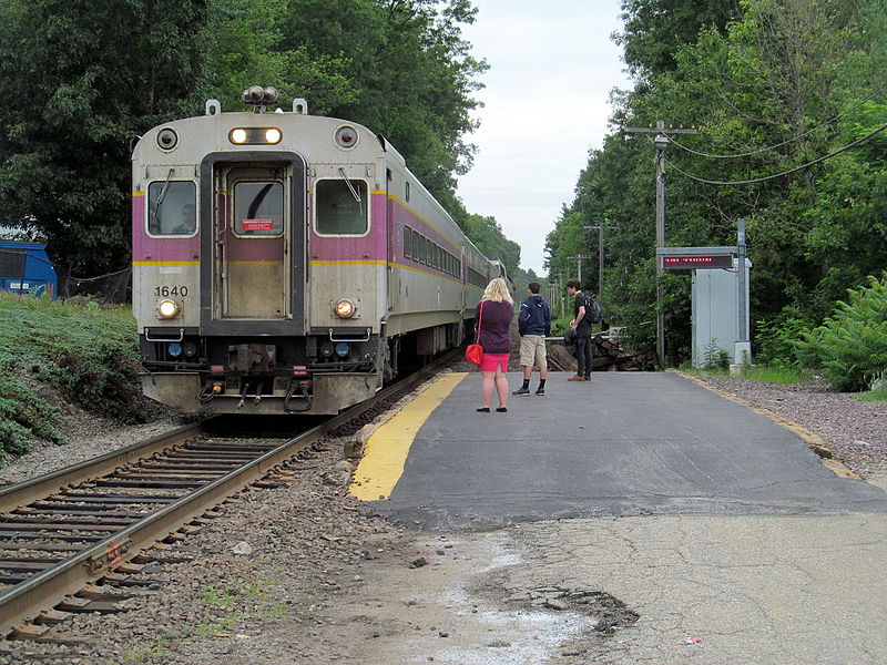 File:Inbound train at North Wilmington station, June 2015.JPG