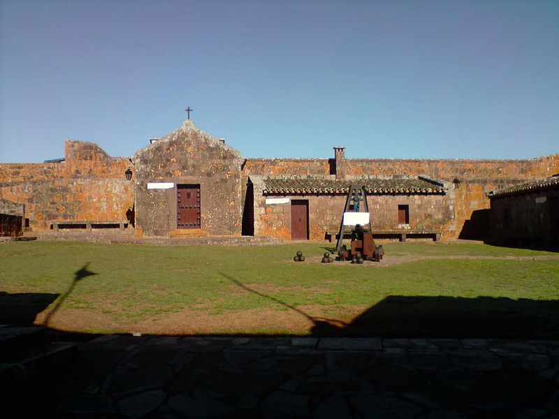 File:Interior de Fuerte San Miguel.JPG