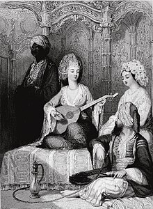Gravure représentant l'intérieur d'un harem, à côté de la musicienne assise, blonde, un Turc, son maître, et un serviteur noir.