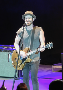 Wade performing with Lifehouse in 2019