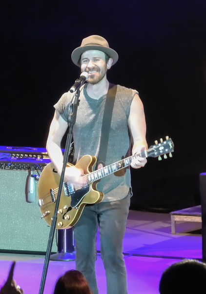 File:Jason Wade with Lifehouse performing at the 2019 Alameda County Fair (Quintin Soloviev).png