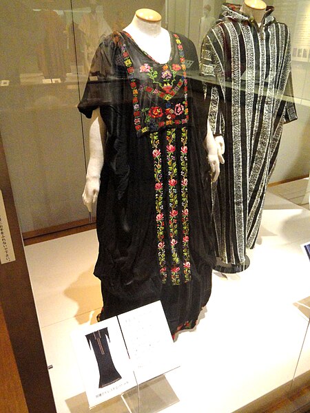 File:Jordan, dress, 1930s - Bunka Gakuen Costume Museum - DSC05318.JPG