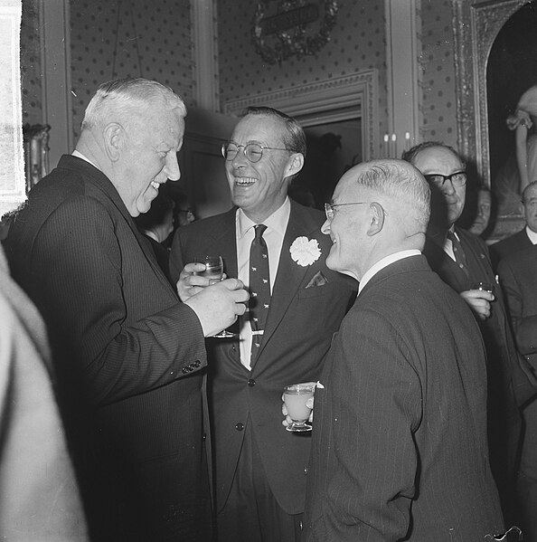 File:KNVB op Paleis Soestdijk ontvangen, vlnr Sir Stanley Rous, prins Bernhard, Bestanddeelnr 917-2281.jpg