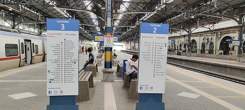 File:KTM Komuter platforms information board at Kuala Lumpur railway station (230109).jpg