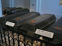 Саркофази в криптата