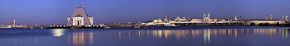 Panorama de la desembocadura del Kazanka con el Templo-monumento a los soldados que cayeron durante la captura de Kazan y el Kremlin de Kazan