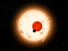 Au premier plan une exoplanète, au second plan une naine rouge, derrière une naine orange.