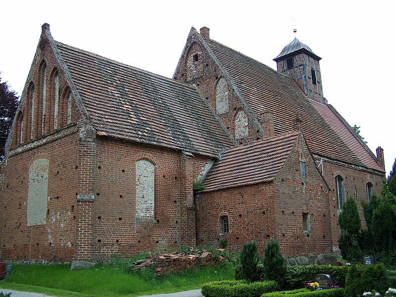 File:Kirche in Samtens auf Rügen, Blick von Nordost (2009-05-17).JPG