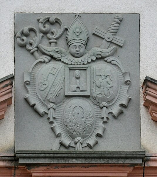 File:Konstanz Petershausen Konventsgebäude Eingang Museum rechts Wappen.jpg