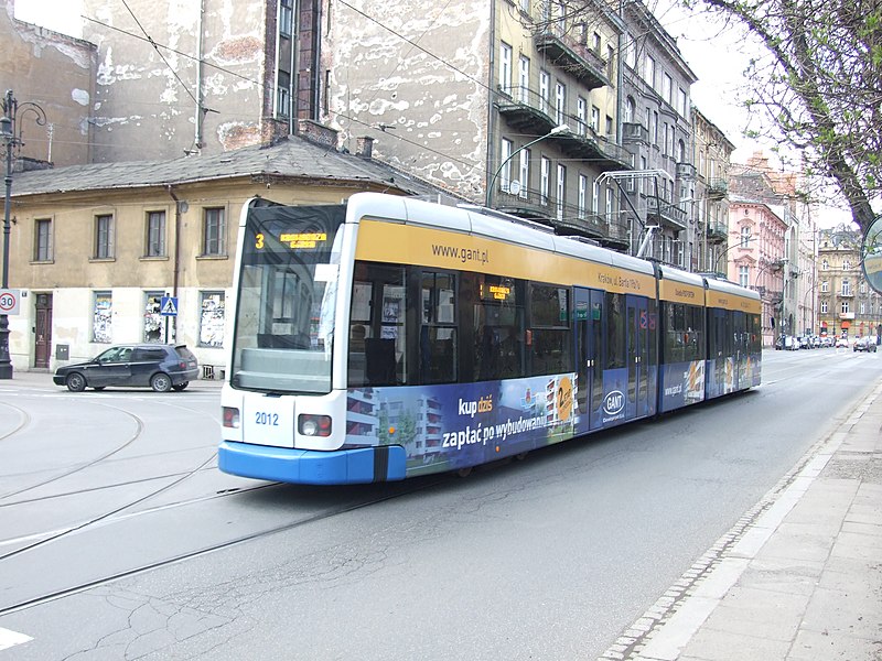 File:Krakov, Stare Miasto, tramvaj.JPG