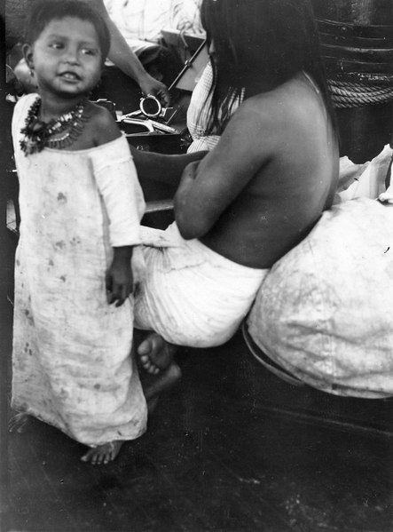 File:Kvinna med barn lyssnar på grammofonmusik. Darién, Sambú River. Panama - SMVK - 004100.tif